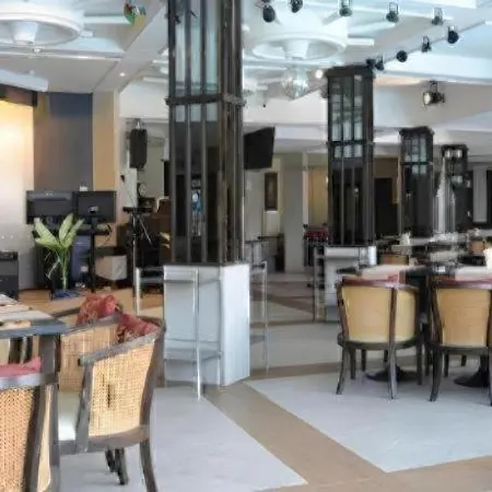 Bangsaen Villa Hotel Отели рядом с достопримечательностью «Мыс Тан»