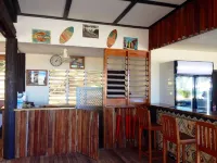 Funky Fish Beach & Surf Resort - bar