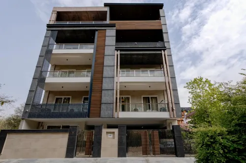 The Lodgers Luxury 1 BHK Serviced Apartment in Gurugram Near Millennium City Centre Metro - Condos