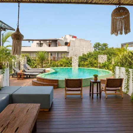 6BR Luxury Penthouse: Rooftop Pool & Bathtub