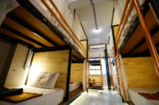 犯困的貓頭鷹青年旅館