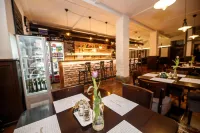 Hotel & Apartments U Černého Orla فنادق في Trebic