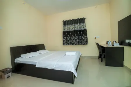 Paradise Homestay - Lodging and Boarding Отели рядом с достопримечательностью «Читтаранян Ватика»