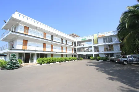 O.U.M.Hotel Отели рядом с достопримечательностью «Clock Tower roundabout»