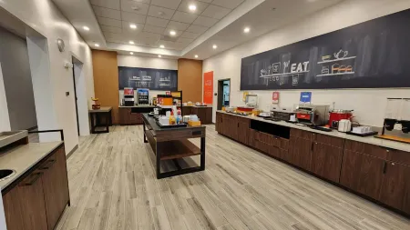 Hampton Inn & Suites by Hilton Somerset Отели рядом с достопримечательностью «Ukrainian Cultural Center»