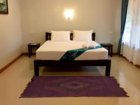 Lanta Wanida Resort Отели рядом с достопримечательностью «Khlong Chak Waterfall»