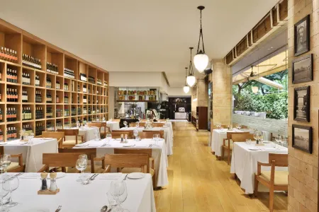 Marriott Suites Pune Отели рядом с достопримечательностью «ИСККОН НВКК Пуна»