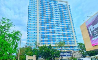 Bright Studio Sleeps 3 with Parking and City View