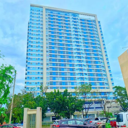 Bright Studio Sleeps 3 with Parking and City View