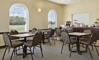 Days Inn & Suites by Wyndham Winkler