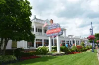 Holiday Inn Express & Suites Frankenmuth Hotels near Wilderness Trails Zoo