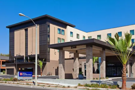 Hilton Garden Inn Irvine/Orange County Airport Отели рядом с достопримечательностью «Университет Калифорния, Ирвайн Дивижен оф Контининг Эдьюкейшен»