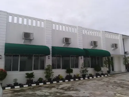 Charaka Hotel Отели в г. Sukalarang