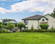 Econo Lodge Glens Falls - Lake George Отели в г. Кингсбери