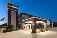 La Quinta Inn & Suites by Wyndham Woodward Отели рядом с достопримечательностью «Уолкинг Трейлс - Саутерн Грэйт Плейнс Ресерч Стейшен»