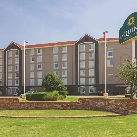 La Quinta Inn & Suites by Wyndham Oklahoma City - NW Expwy Отели рядом с достопримечательностью «Уилл Роджерс Парк»