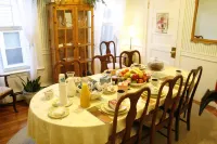 The Coolidge Corner Guest House: A Brookline Bed and Breakfast - breakfast