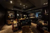 Dakota Leeds - bar