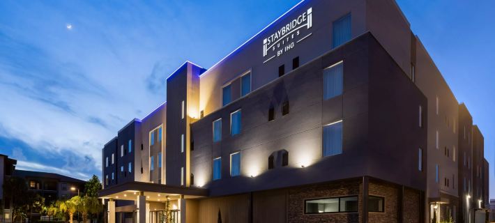 Staybridge Suites SARASOTA - BRADENTON AIRPORT by IHG Отели в г. Мэнати