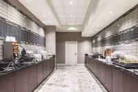 La Quinta Inn & Suites by Wyndham Cincinnati Sharonville Hotels in Sharonville