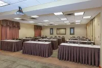 La Quinta Inn & Suites by Wyndham Garden City Hotels in East Garden City