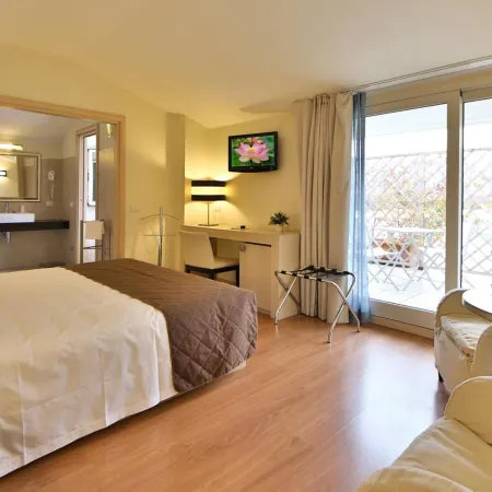 Regal Hotel & Apartments
