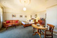 Cobb & Co Court Boutique Hotel Hotels near b.Ash Cafe