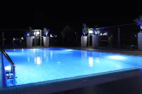 Sky Roof Hotel - С бассейном