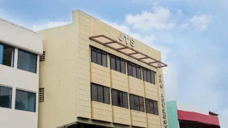 One Lourdes Dormitel Отели рядом с достопримечательностью «Траппист Монастери»