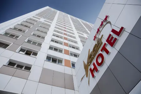 Вега Отели рядом с достопримечательностью «Пляж Волна»