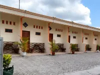 Angler Family Guest House Hotéis em Blitar Regency