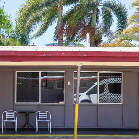 Shell Motel (Pearly Shell Motel)