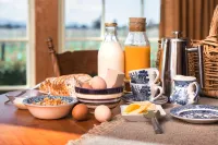 St Leonards Vineyard Cottages - breakfast