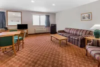Super 8 by Wyndham St. Charles - 2-Star