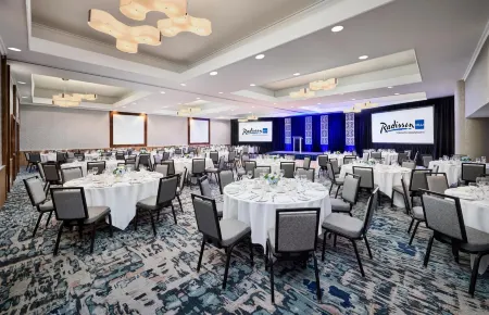 Radisson Blu Toronto Downtown Отели рядом с достопримечательностью «CMU College of Makeup Art & Design»