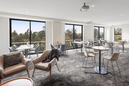 Hidden Lake Hotel & Apartments Отели рядом с достопримечательностью «Мейпл Арборетум»