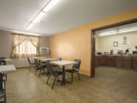 Super 8 by Wyndham Cedar Rapids シーダー・ラピッズのホテル