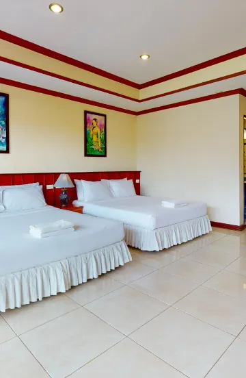 ห้องดีลักซ์เตียงควีนไซส์พร้อมเตียงควีนไซส์ 2 เตียง