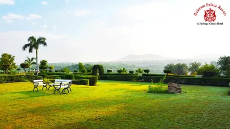 Village Live In Resort, Chail Отели рядом с достопримечательностью «Sidh Baba Ka Mandir»