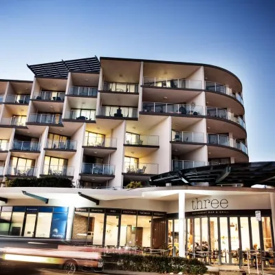 Ocean Views Resort Các khách sạn gần Bãi biển Golden Beach
