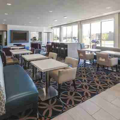 La Quinta Inn & Suites by Wyndham Terre Haute Dining/Meeting Rooms