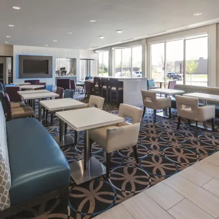 La Quinta Inn & Suites by Wyndham Terre Haute