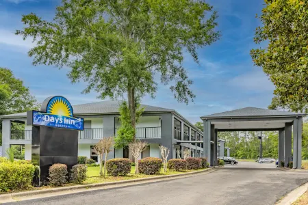 Days Inn by Wyndham Pensacola I-10 Отели в г. Кантонмент