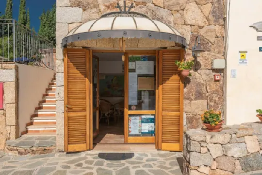 Stunning Residence Bouganvillage Bedroom Sleeps 4 Plus a Child Bed