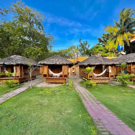 On Board Panglao Beach Hostel & Resort Отели рядом с достопримечательностью «Пляж Думалуан»
