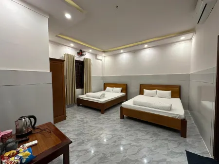 Hoàng Linh Hotel Отели рядом с достопримечательностью «BMT Little Garden»