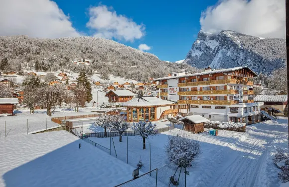 冰雪巖石原生木屋酒店