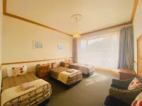 Admiral Court Motel & Apartments