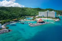 Renaissance Okinawa Resort Hoteles cerca de Moon Beach