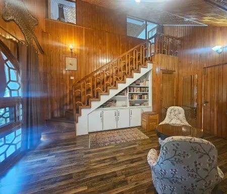 Tree of Life Lakeside Cottage, Srinagar Отели рядом с достопримечательностью «Индира Ганди Мемориал Тьюлип Гарден»